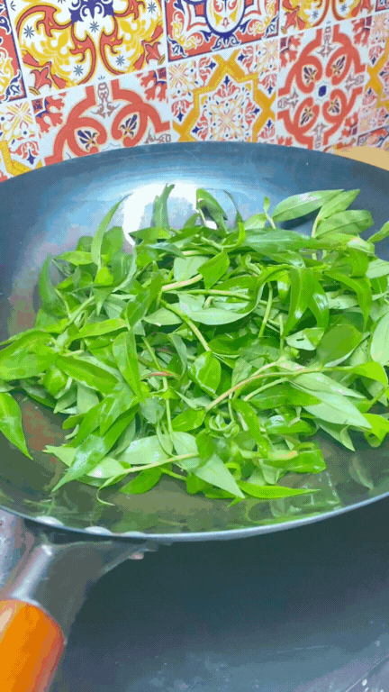 "Loại rau" gây ngỡ ngàng nhất mùa hè này: Tưởng là cỏ mọc dại nhưng nấu được loạt món ngon giúp thanh nhiệt cực tốt- Ảnh 6.