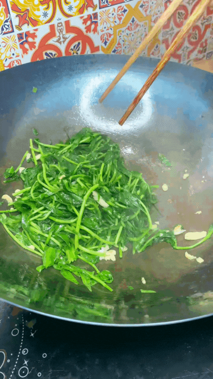 "Loại rau" gây ngỡ ngàng nhất mùa hè này: Tưởng là cỏ mọc dại nhưng nấu được loạt món ngon giúp thanh nhiệt cực tốt- Ảnh 7.