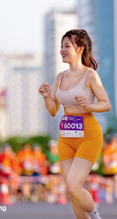 "Tỏa sáng" trên đường chạy, gái xinh đáp trả khi bị nói "làm màu"- Ảnh 1.