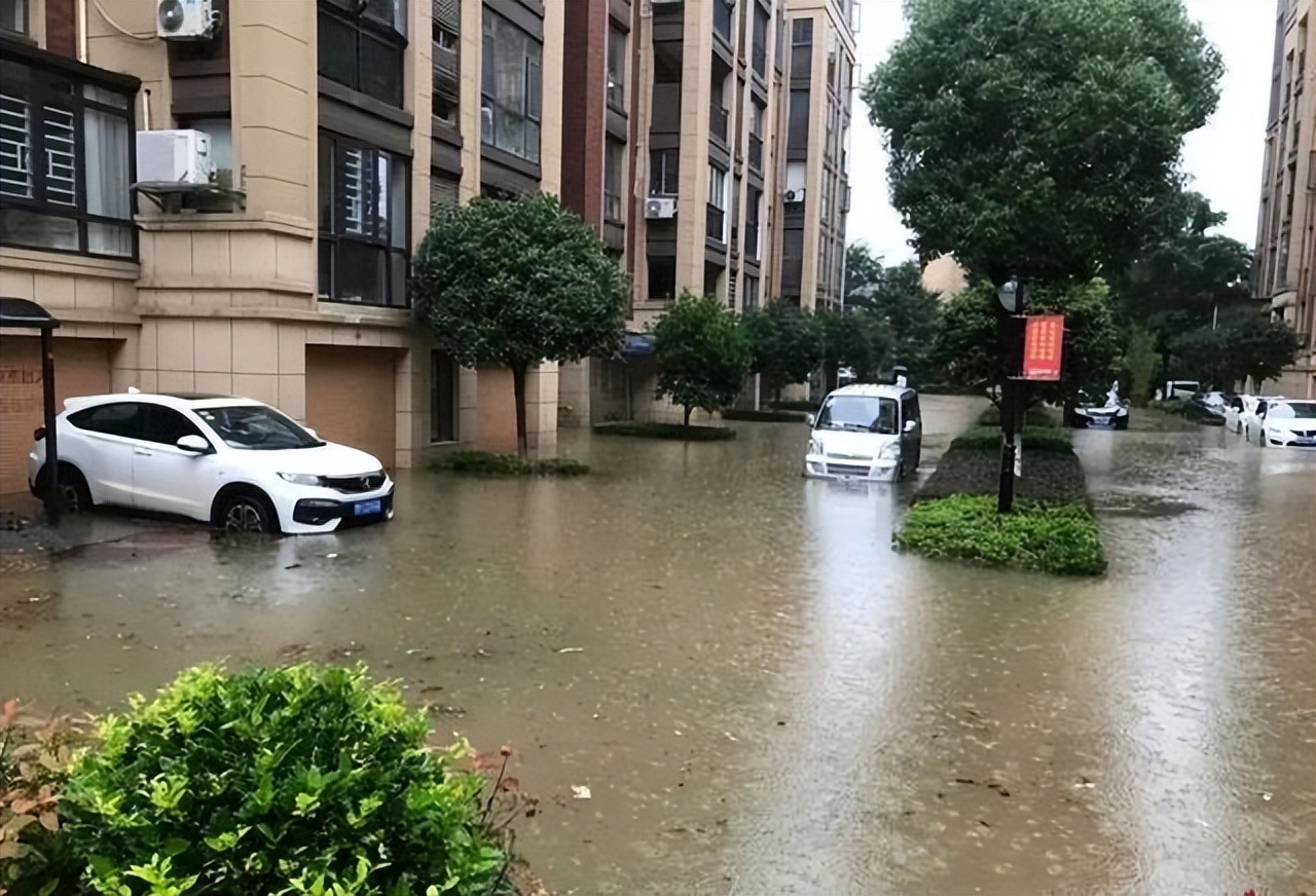 Tưởng lời vì mua nhà tầng 1 có sân – ai ngờ chỉ một trận mưa đầu mùa khiến tôi thiệt hại cả chục triệu!- Ảnh 2.