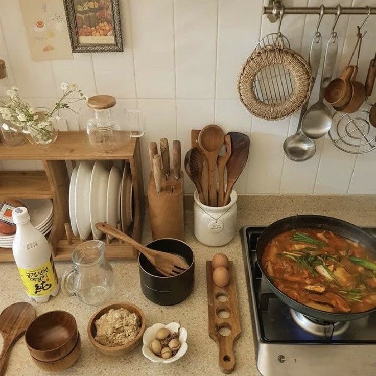 Chỉ còn 10 món trong bếp: Tôi nấu ăn nhanh hơn, ăn ngon hơn và không còn muốn gọi đồ ăn ngoài- Ảnh 1.
