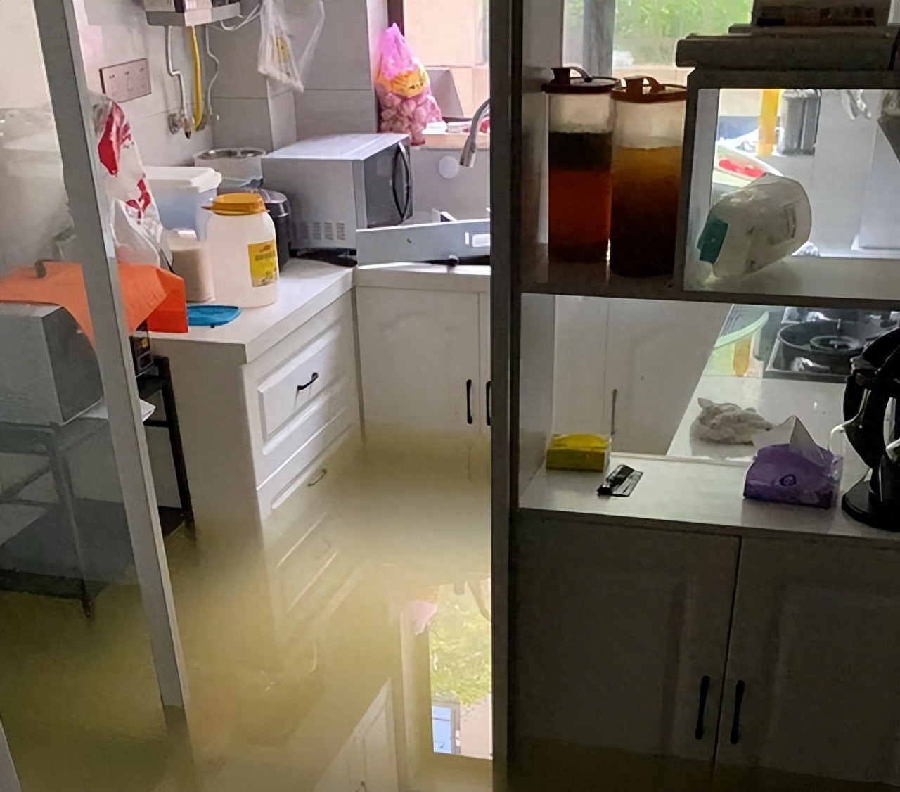Tưởng lời vì mua nhà tầng 1 có sân – ai ngờ chỉ một trận mưa đầu mùa khiến tôi thiệt hại cả chục triệu!- Ảnh 1.