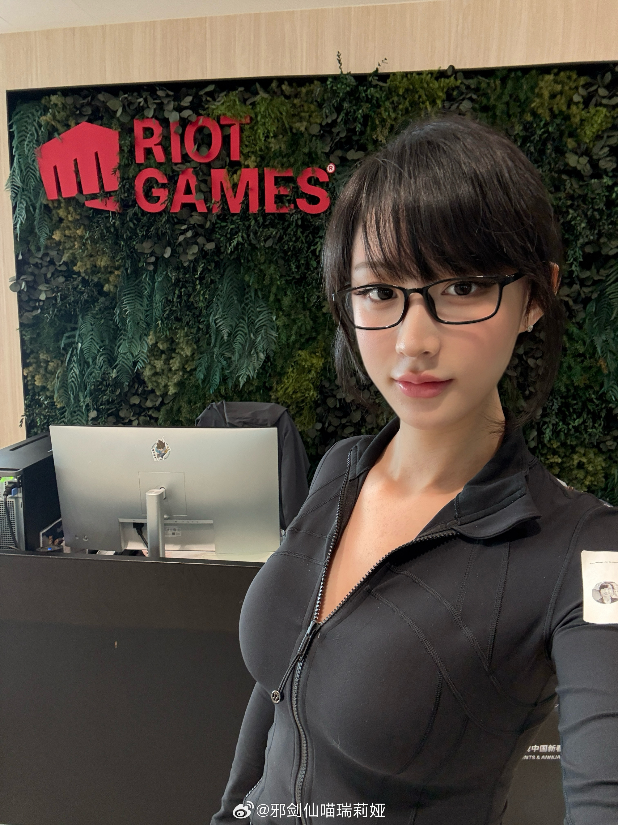 BLV VCS đình đám bị vợ "gank" vì mải xem hot girl one-champ Irelia khiến cộng đồng thích thú- Ảnh 5.