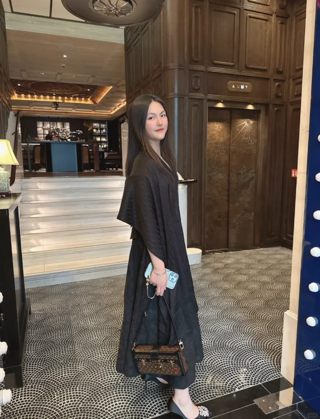 Các đại gia Cbiz: Mỹ nhân phản bội Châu Tinh Trì dùng thùng rác 200 triệu, Lâm Thanh Hà xứng danh "trùm cuối"- Ảnh 2.