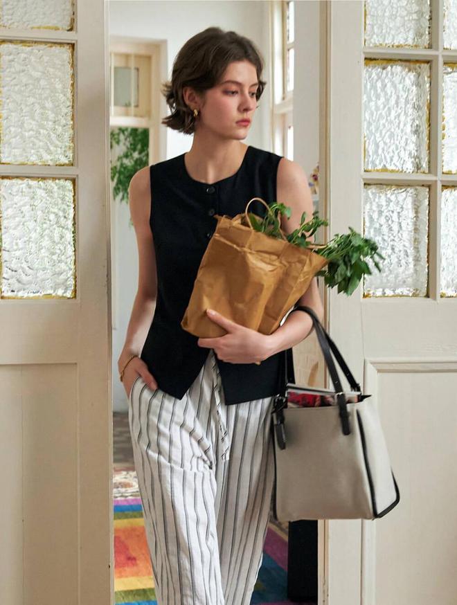 Trời càng nóng, phong cách càng nên tối giản! Phụ nữ Pháp diện gì vừa mát vừa đẹp vào mùa hè?- Ảnh 3.