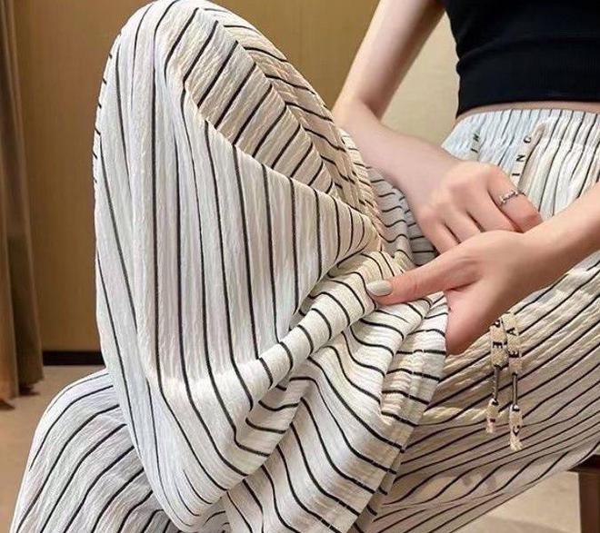 Trời càng nóng, phong cách càng nên tối giản! Phụ nữ Pháp diện gì vừa mát vừa đẹp vào mùa hè?- Ảnh 5.