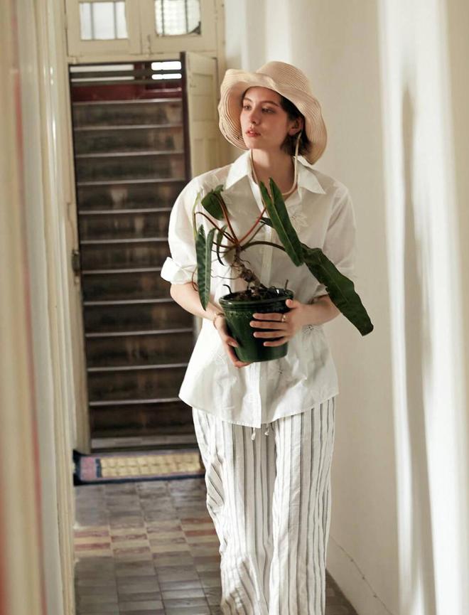 Trời càng nóng, phong cách càng nên tối giản! Phụ nữ Pháp diện gì vừa mát vừa đẹp vào mùa hè?- Ảnh 6.