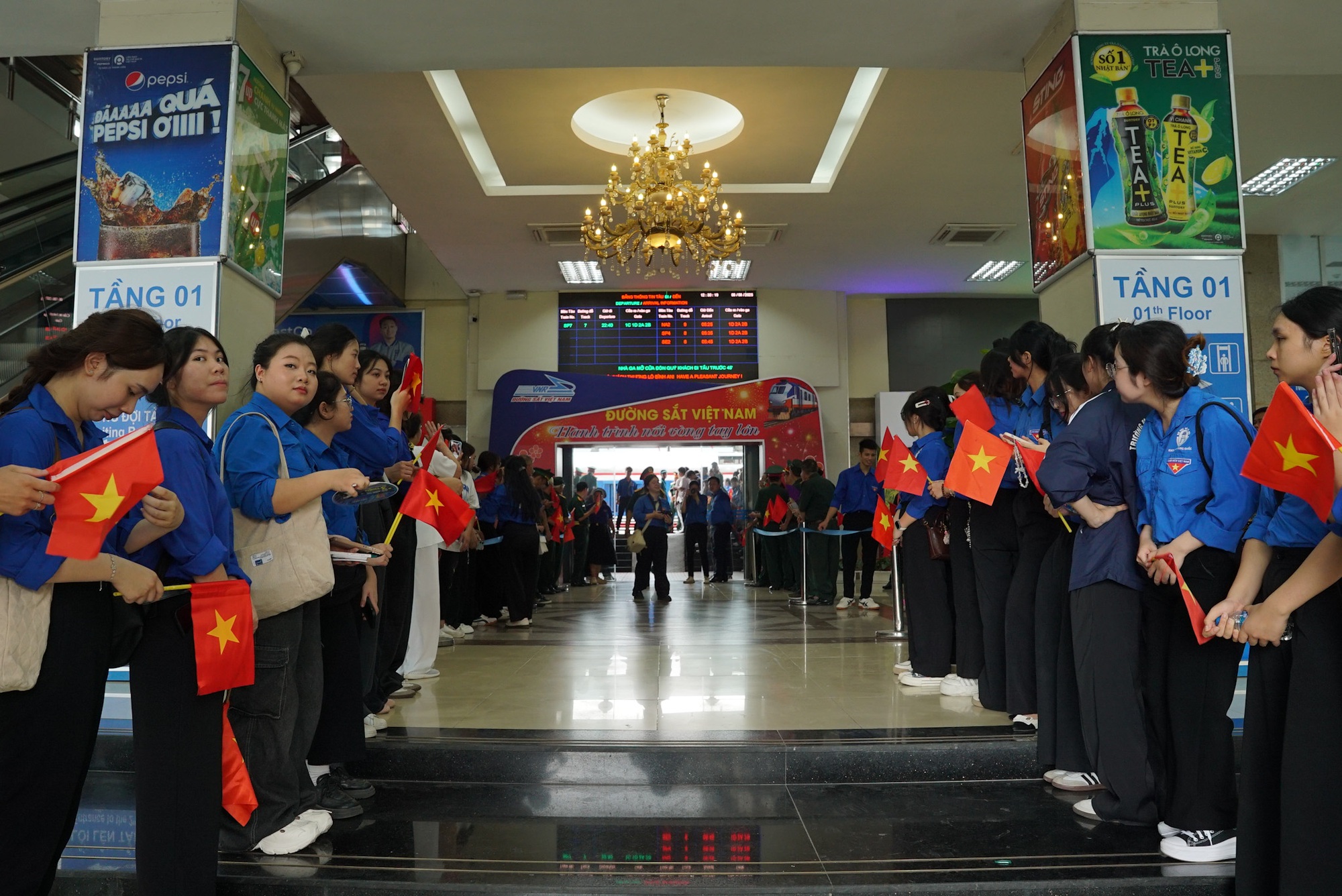 Ga Hà Nội rộn ràng đón đoàn quân nhân ra làm nhiệm vụ A80, Ga Hà Nội rộn ràng đón đoàn quân nhân ra làm nhiệm vụ A80,