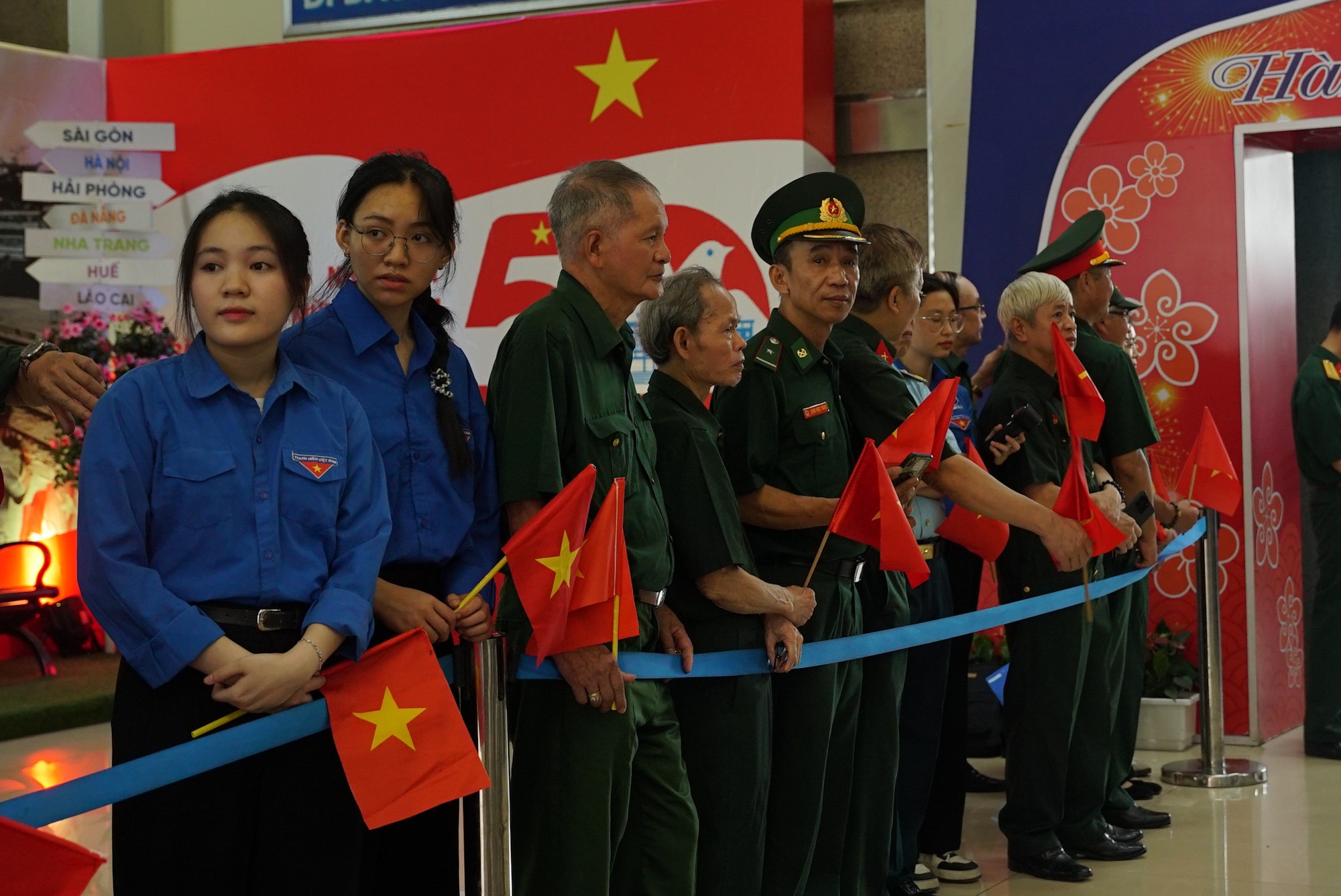Ga Hà Nội rộn ràng đón đoàn quân nhân ra làm nhiệm vụ A80, Ga Hà Nội rộn ràng đón đoàn quân nhân ra làm nhiệm vụ A80,
