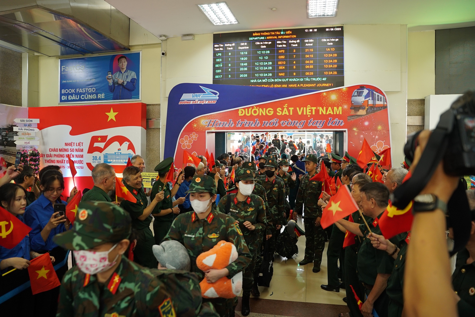 Ga Hà Nội rộn ràng đón đoàn quân nhân ra làm nhiệm vụ A80, Ga Hà Nội rộn ràng đón đoàn quân nhân ra làm nhiệm vụ A80,
