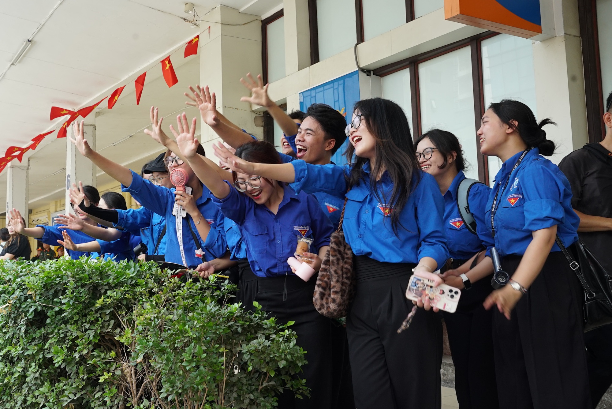 Ga Hà Nội rộn ràng đón đoàn quân nhân ra làm nhiệm vụ A80, Ga Hà Nội rộn ràng đón đoàn quân nhân ra làm nhiệm vụ A80,