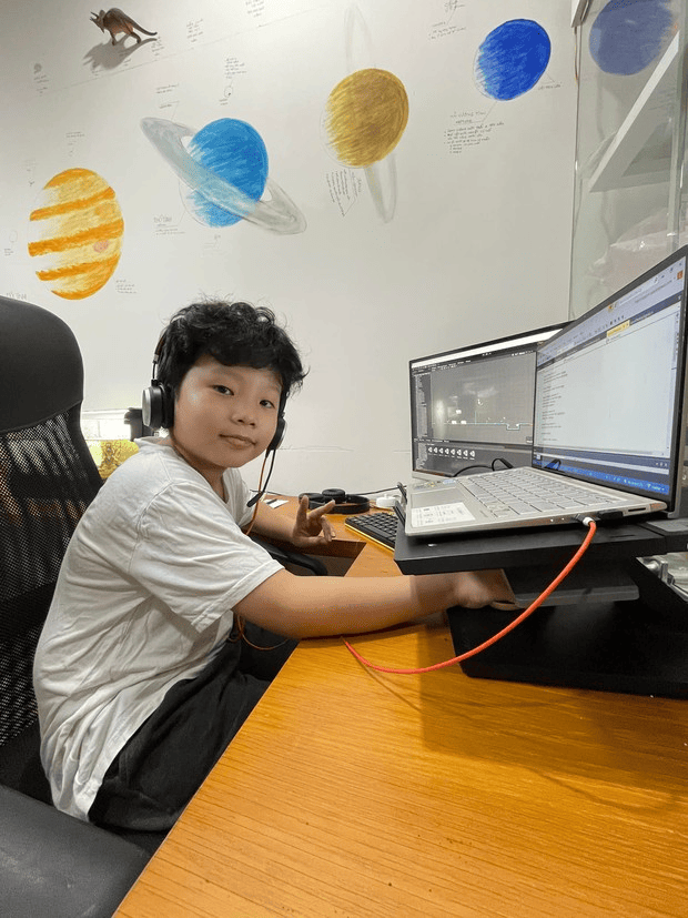 Chân dung Giám đốc 13 tuổi ở TP.HCM: Lớp 4 khả năng lập trình ngang sinh viên năm cuối, IELTS 8.0- Ảnh 2. Chân dung Giám đốc 13 tuổi ở TP.HCM: Lớp 4 khả năng lập trình ngang sinh viên năm cuối, IELTS 8.0- Ảnh 2.