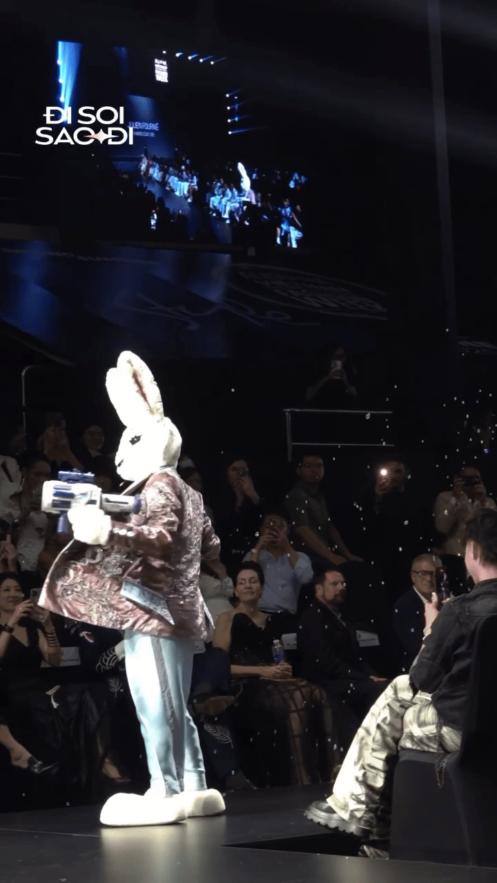 Show Haute Couture "hàng real" trên sàn diễn Việt: Ca múa nhạc tưng bừng, người xem mãn nhãn!- Ảnh 2. Show Haute Couture "hàng real" trên sàn diễn Việt: Ca múa nhạc tưng bừng, người xem mãn nhãn!- Ảnh 2.