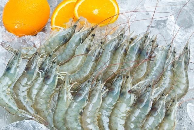 4 dấu hiệu nhận biết tôm "ngậm" hoá chất: Người bán còn không dám ăn, bạn mua là rước hại vào người- Ảnh 1.