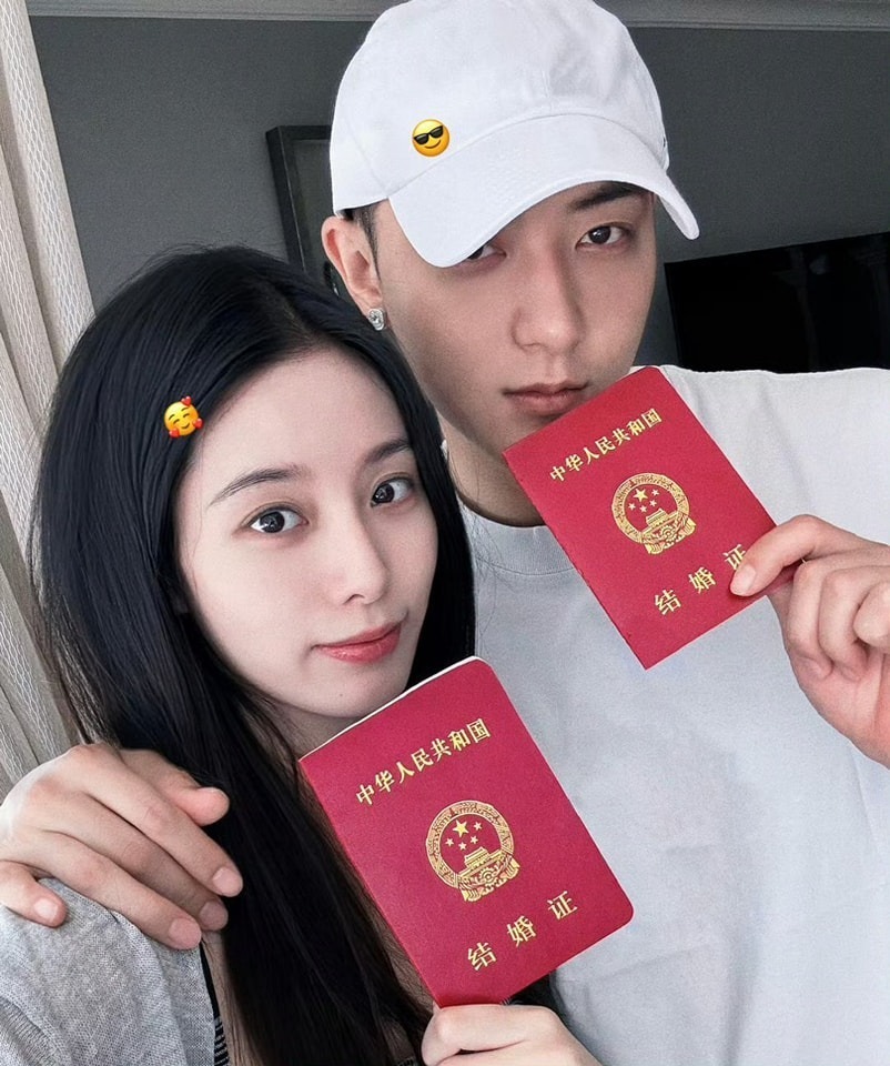 "Nàng thơ gen Z" ôm mặt khóc nghẹn, "chủ tịch showbiz" hối hận tự tát mặt mình, chuyện gì đây?- Ảnh 7. "Nàng thơ gen Z" ôm mặt khóc nghẹn, "chủ tịch showbiz" hối hận tự tát mặt mình, chuyện gì đây?- Ảnh 7.
