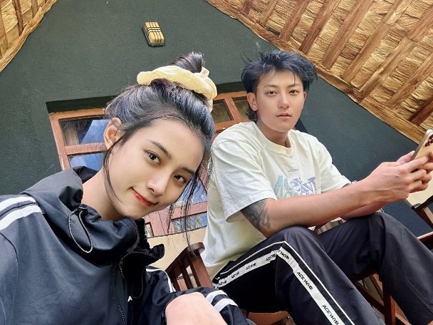 "Nàng thơ gen Z" ôm mặt khóc nghẹn, "chủ tịch showbiz" hối hận tự tát mặt mình, chuyện gì đây?- Ảnh 5. "Nàng thơ gen Z" ôm mặt khóc nghẹn, "chủ tịch showbiz" hối hận tự tát mặt mình, chuyện gì đây?- Ảnh 5.