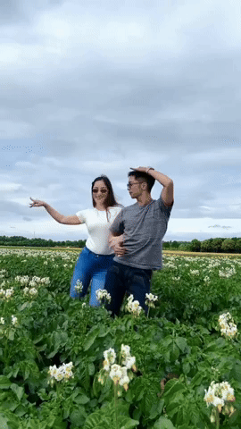 Kì lạ Khánh Thi U50 ngày càng trẻ đẹp, Phan Hiển kém 12 tuổi lại "già nua", tìm chỗ trị liệu gấp!- Ảnh 1.