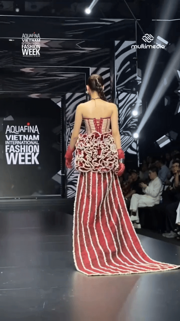 Chủ đề ngày 3 Vietnam International Fashion Week là té ngã hay sao?- Ảnh 7. Chủ đề ngày 3 Vietnam International Fashion Week là té ngã hay sao?- Ảnh 7.