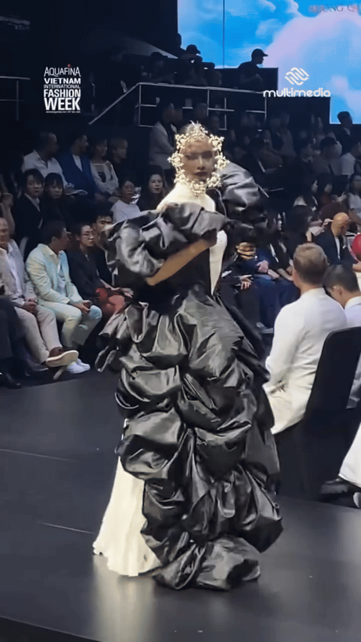 Chủ đề ngày 3 Vietnam International Fashion Week là té ngã hay sao?- Ảnh 8. Chủ đề ngày 3 Vietnam International Fashion Week là té ngã hay sao?- Ảnh 8.
