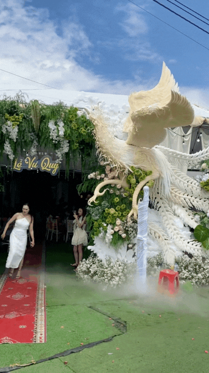 Độc lạ cổng cưới “hàng khủng” ở miền Tây gây sốt MXH: Nhìn tưởng tốn hàng trăm triệu, hóa ra cực rẻ- Ảnh 2. Độc lạ cổng cưới “hàng khủng” ở miền Tây gây sốt MXH: Nhìn tưởng tốn hàng trăm triệu, hóa ra cực rẻ- Ảnh 2.