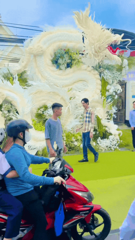 Độc lạ cổng cưới “hàng khủng” ở miền Tây gây sốt MXH: Nhìn tưởng tốn hàng trăm triệu, hóa ra cực rẻ- Ảnh 5. Độc lạ cổng cưới “hàng khủng” ở miền Tây gây sốt MXH: Nhìn tưởng tốn hàng trăm triệu, hóa ra cực rẻ- Ảnh 5.