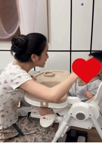 4 triệu người dán mắt vào điện thoại xem vợ Quang Hải dạy con, khéo cỡ nào mà lu mờ cả "thị phi" kém duyên- Ảnh 1. 4 triệu người dán mắt vào điện thoại xem vợ Quang Hải dạy con, khéo cỡ nào mà lu mờ cả "thị phi" kém duyên- Ảnh 1.