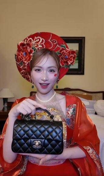Hòa Minzy đáp trả thế nào khi bị nói lợi dụng Văn Toàn mua túi hiệu đắt đỏ?- Ảnh 1. Hòa Minzy đáp trả thế nào khi bị nói lợi dụng Văn Toàn mua túi hiệu đắt đỏ?- Ảnh 1.