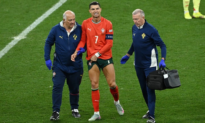 Ronaldo khóc nức nở khi vô địch ở tuổi 40: Huyền thoại vừa viết xong chương sử vĩ đại nhất đời mình!- Ảnh 3.