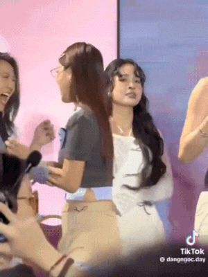 Bắt cận thái độ ca nương Kiều Anh khi thành "nạn nhân" trò đùa kém duyên của Thiều Bảo Trâm- Ảnh 3. Bắt cận thái độ ca nương Kiều Anh khi thành "nạn nhân" trò đùa kém duyên của Thiều Bảo Trâm- Ảnh 3.