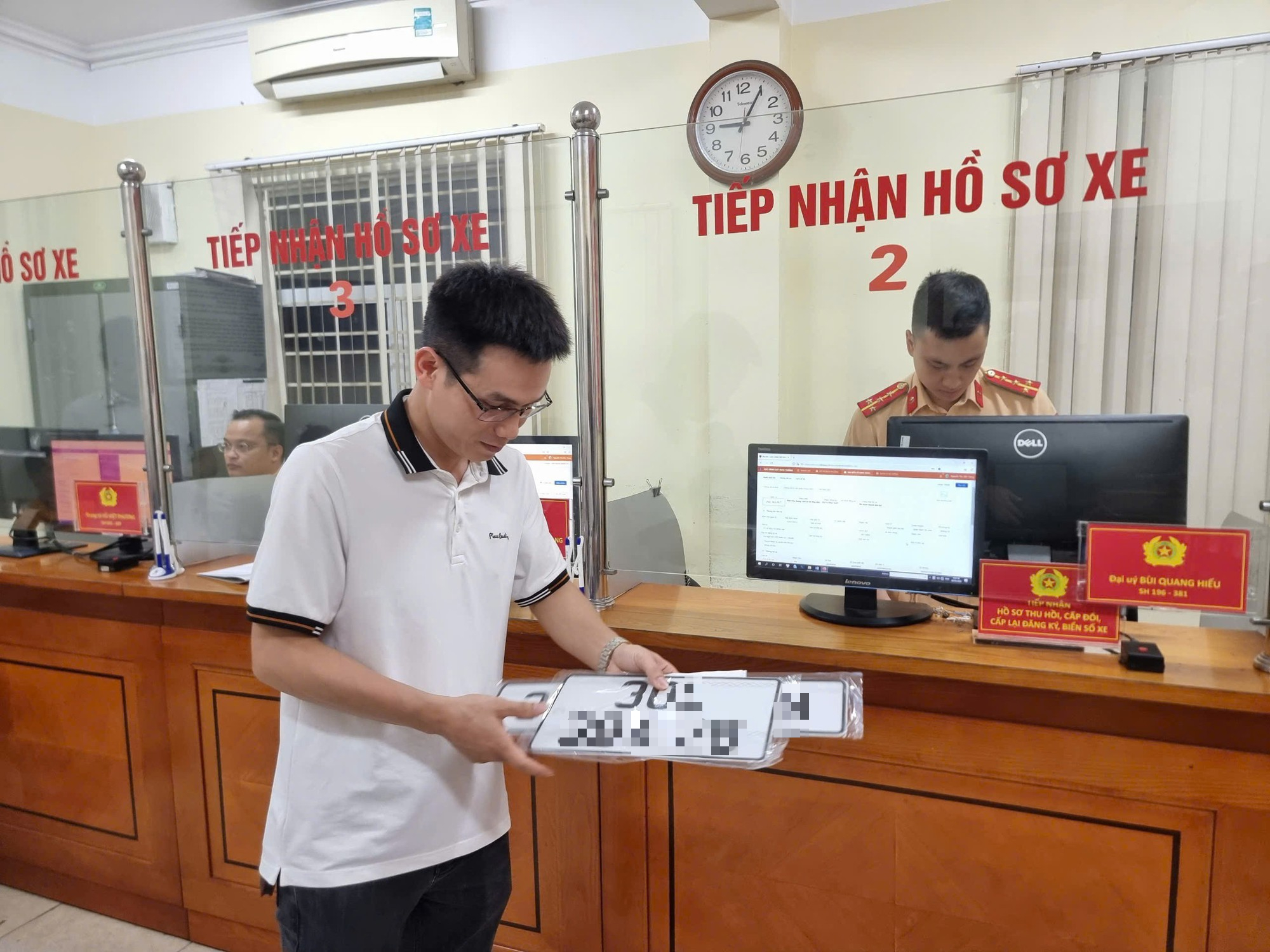 Người dân có phải đổi đăng ký xe, biển số xe sau sáp nhập?- Ảnh 1.