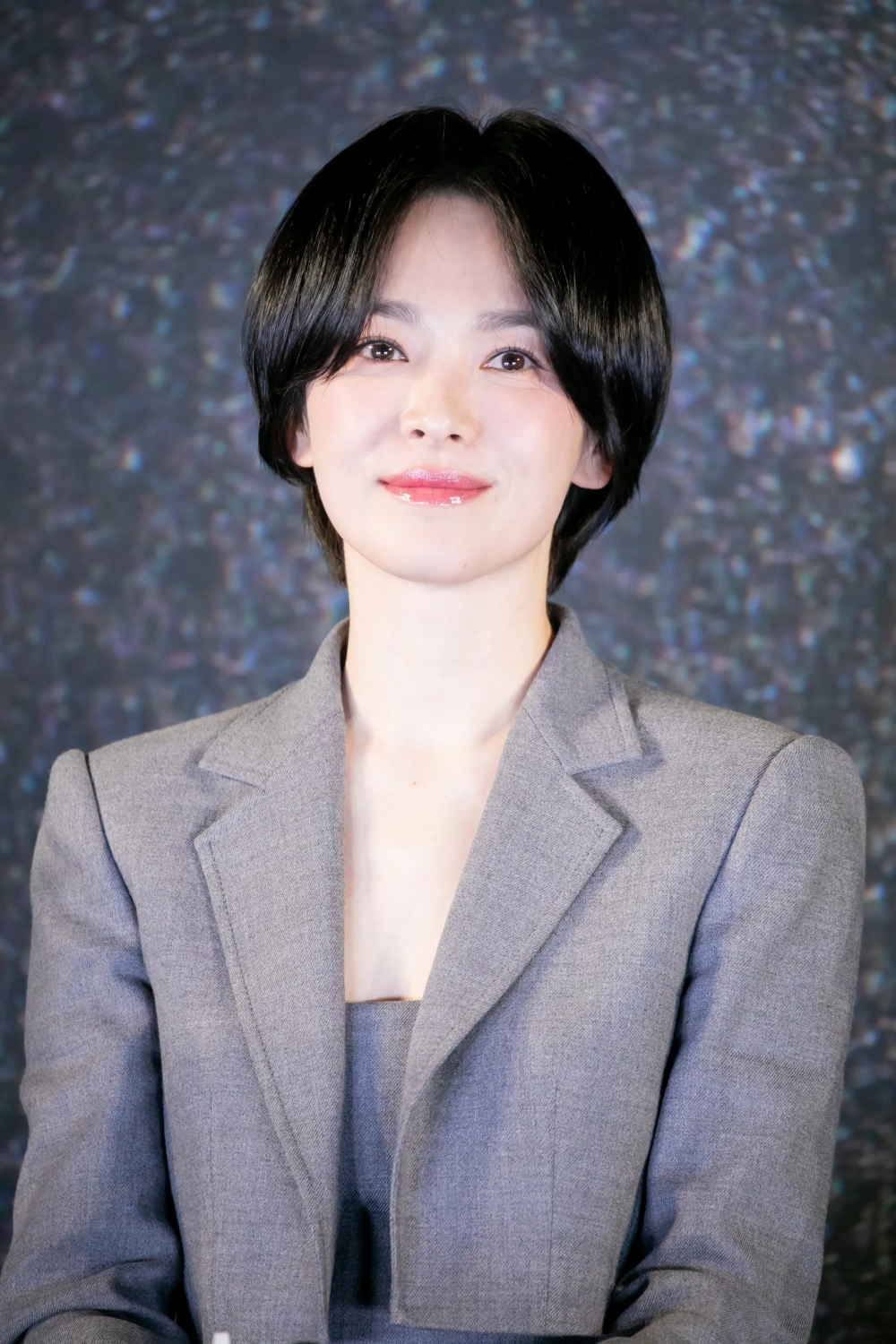 Kiểu tóc “Boy Bob” do Song Hye Kyo lăng xê đang gây sốt, hiệu quả trẻ hóa nhan sắc tuyệt đỉnh- Ảnh 1.