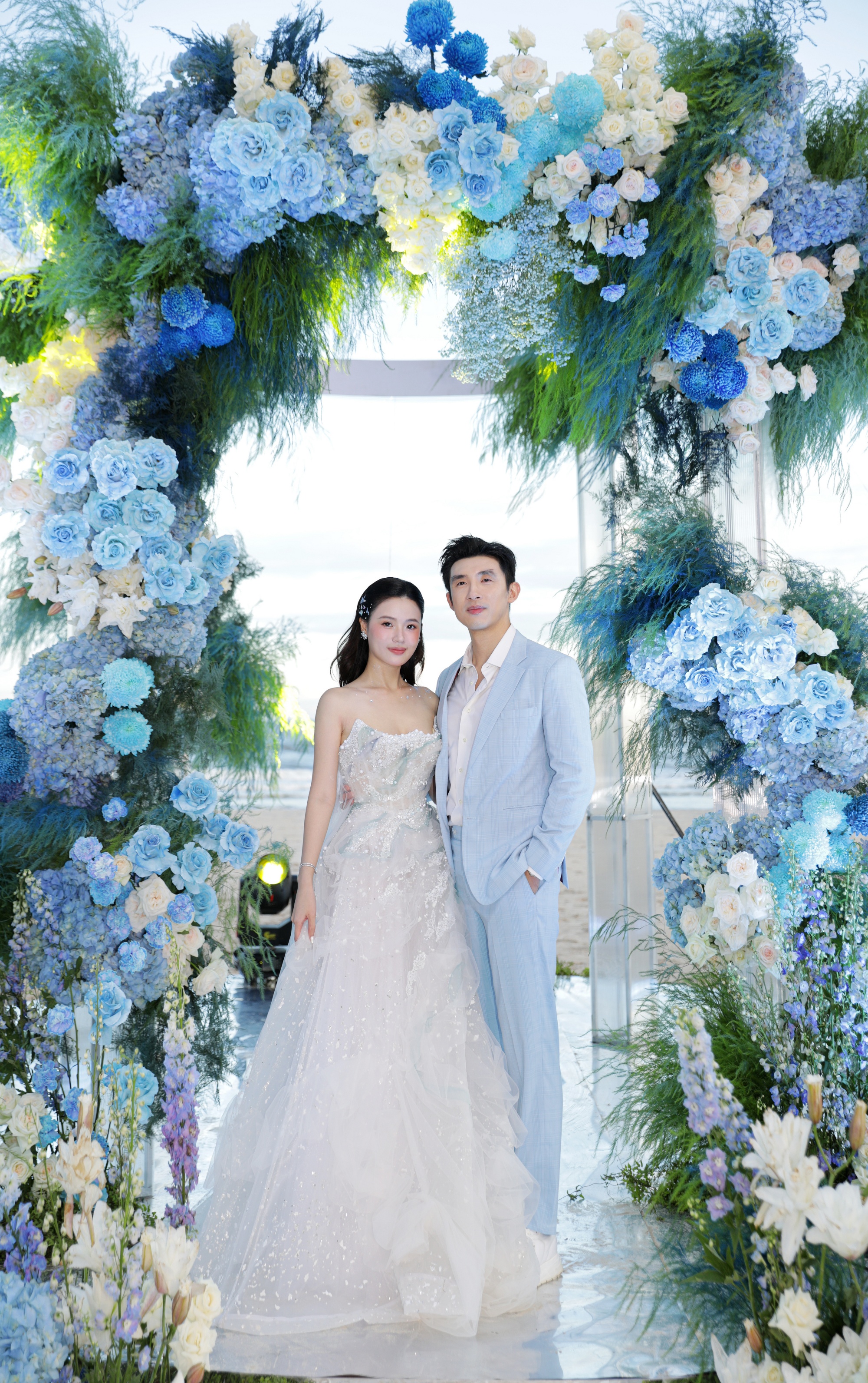 Cận cảnh bộ váy cưới lãng mạn mà đầy "hiểm hóc" của Midu trong "tiệc cưới lần 2" với chồng thiếu gia- Ảnh 7.