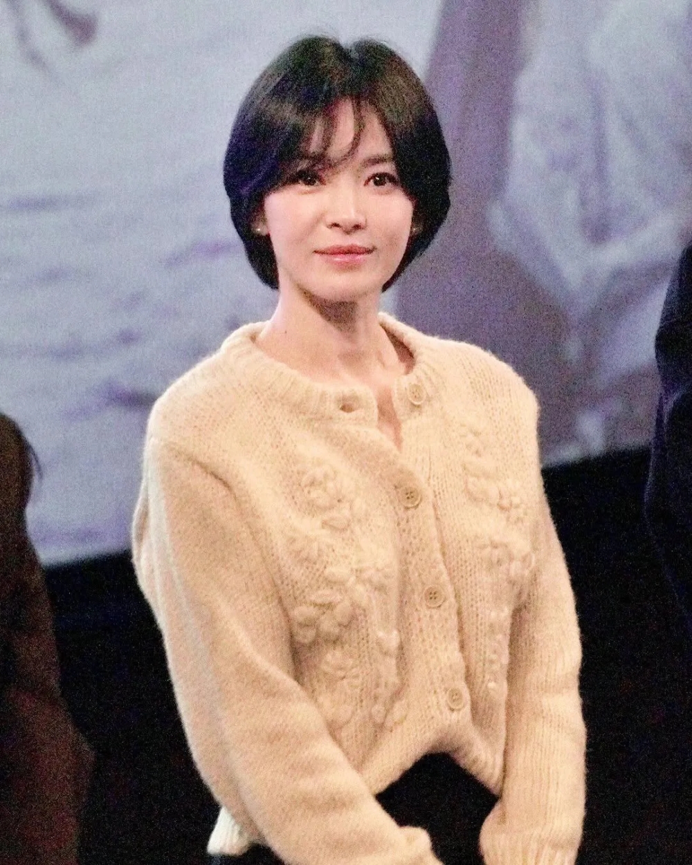 Kiểu tóc “Boy Bob” do Song Hye Kyo lăng xê đang gây sốt, hiệu quả trẻ hóa nhan sắc tuyệt đỉnh- Ảnh 5.