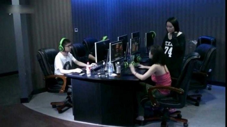 "Combat" trong quán net, hai nữ game thủ có hành động đáng xấu hổ: Văn hóa cư xử chốn công cộng bị lãng quên- Ảnh 1.