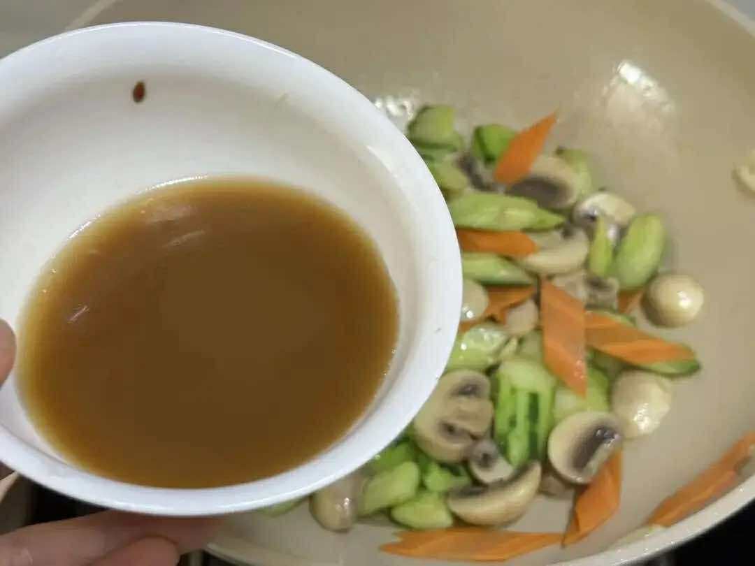 Hãy xào chung 4 nguyên liệu này với nhau, rất thanh mát, cân bằng dinh dưỡng, càng ăn càng gầy- Ảnh 4.
