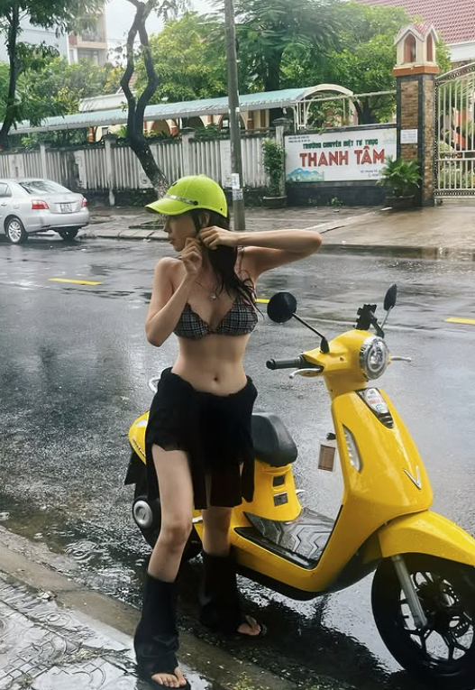 Xôn xao hình ảnh gái xinh diện bikini, hồn nhiên check-in giữa đường phố: Trang phục gợi cảm nhưng không phù hợp- Ảnh 3. Xôn xao hình ảnh gái xinh diện bikini, hồn nhiên check-in giữa đường phố: Trang phục gợi cảm nhưng không phù hợp- Ảnh 3.