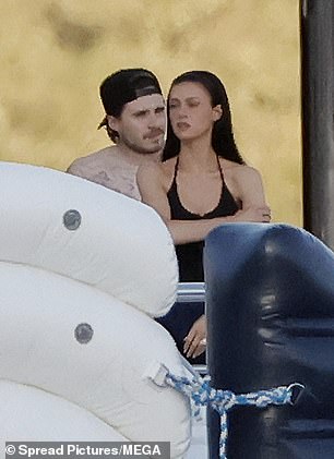 Paparazzi "tóm gọn" dâu cả nhà Beckham diện quần đùi đội tuyển của bố chồng: Tín hiệu làm lành hay "ké fame"?- Ảnh 11. Paparazzi "tóm gọn" dâu cả nhà Beckham diện quần đùi đội tuyển của bố chồng: Tín hiệu làm lành hay "ké fame"?- Ảnh 11.