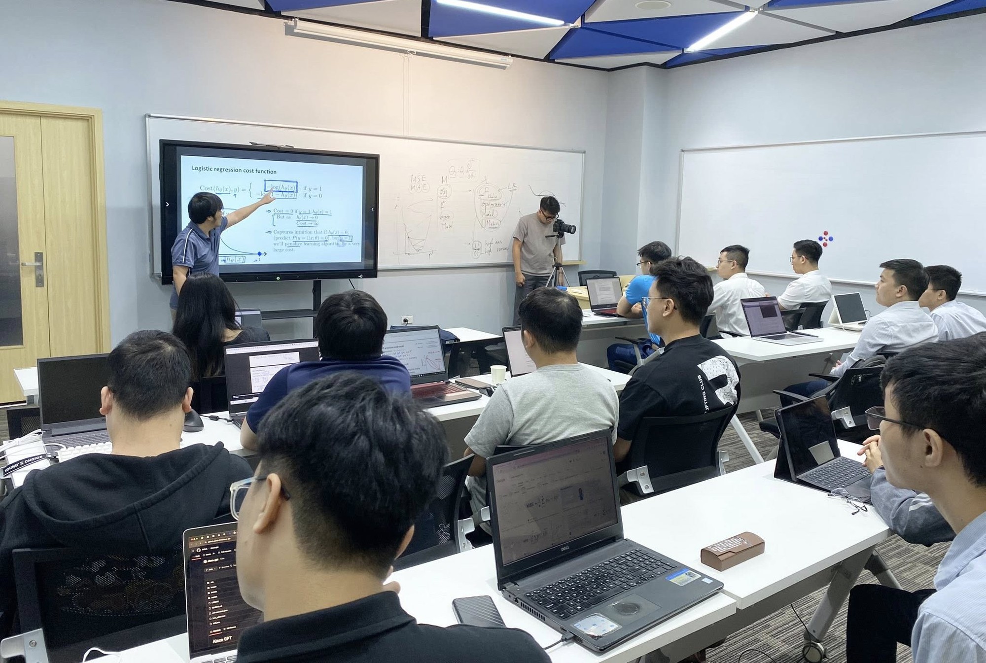 Nhiều cơ hội cho người vừa giỏi quản trị, vừa hiểu công nghệ khi doanh nghiệp "tăng tốc" với AI- Ảnh 3.