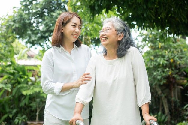 Từ lo cho cha mẹ, con cái nhận ra: Chính mình cũng cần được chăm sóc đúng cách khi về già- Ảnh 1.
