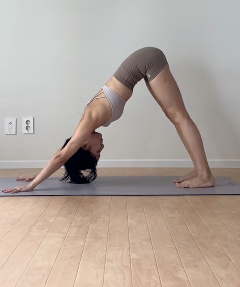HLV người Hàn hướng dẫn động tác yoga giữ trong 2 phút, càng tập càng trẻ lâu- Ảnh 4.