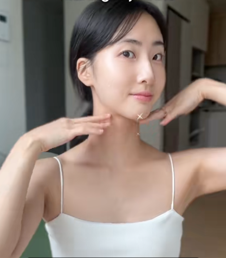 HLV người Hàn hướng dẫn động tác yoga giữ trong 2 phút, càng tập càng trẻ lâu- Ảnh 6.