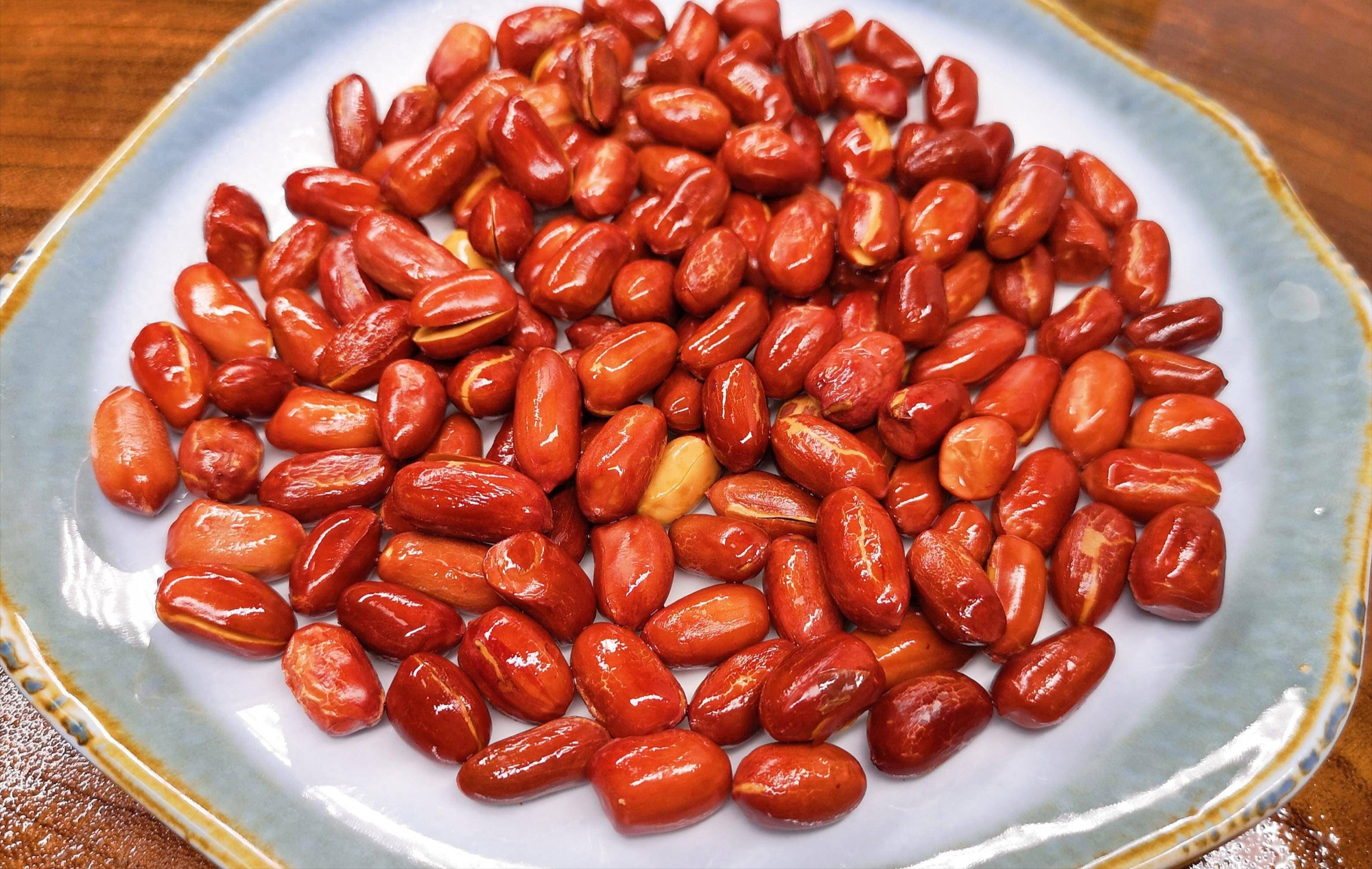 Đừng vội cho dầu khi rim lạc: Mẹo nhỏ giúp hạt lạc giòn tan cả nửa tháng không hề ỉu- Ảnh 1.