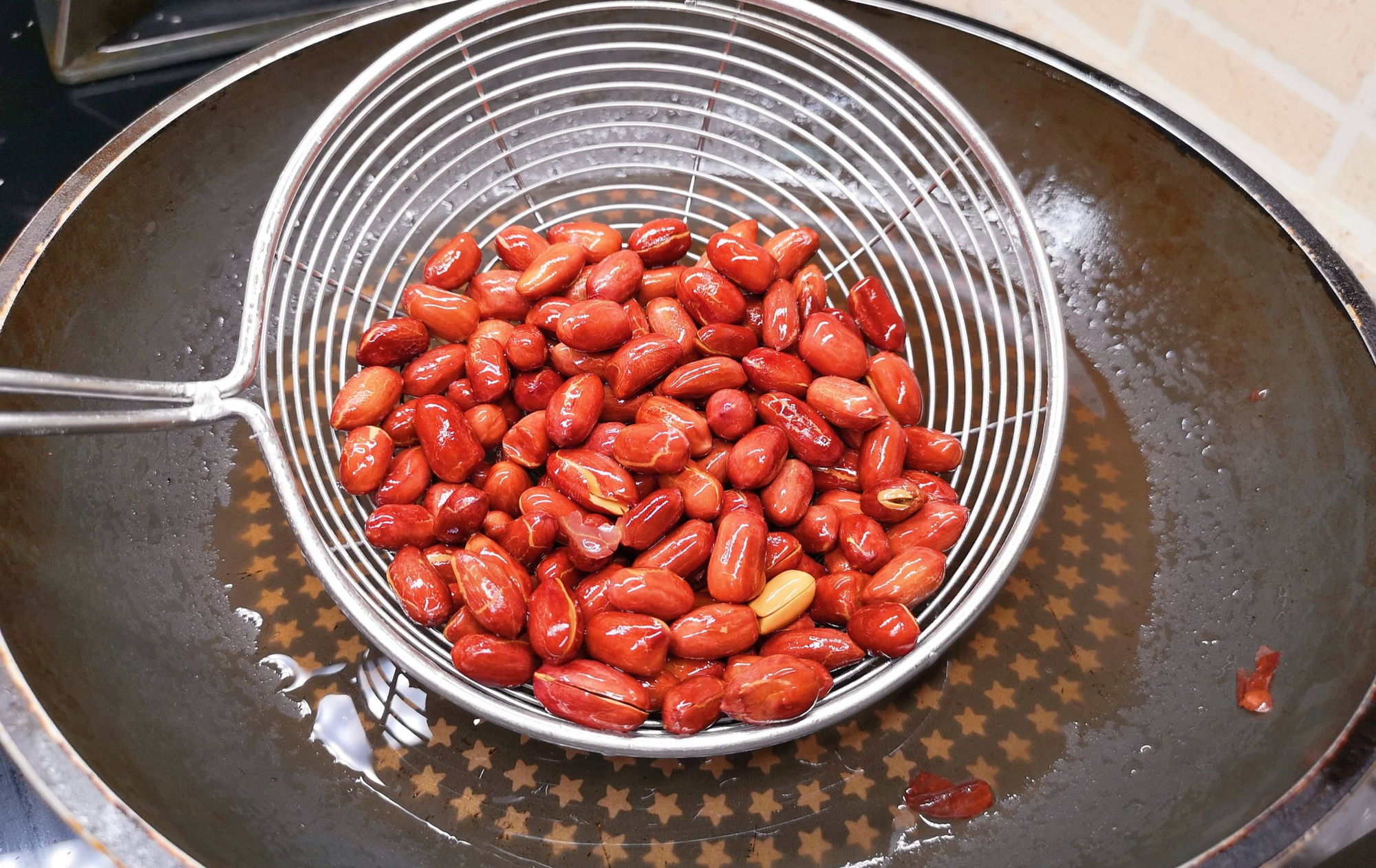 Đừng vội cho dầu khi rim lạc: Mẹo nhỏ giúp hạt lạc giòn tan cả nửa tháng không hề ỉu- Ảnh 4.