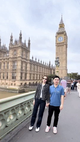 Đỗ Mỹ Linh tung video nắm tay Chủ tịch Hà Nội FC đi khắp trời Âu, còn ai nói nàng hậu bị chồng lạnh nhạt?- Ảnh 1. Đỗ Mỹ Linh tung video nắm tay Chủ tịch Hà Nội FC đi khắp trời Âu, còn ai nói nàng hậu bị chồng lạnh nhạt?- Ảnh 1.