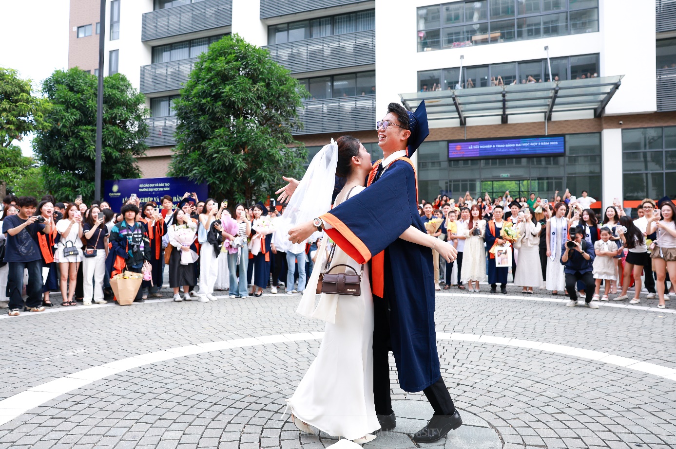 “Chốt đơn” ngay tại lễ tốt nghiệp: Màn cầu hôn cực ngọt của nam sinh Đại học Đại Nam khiến cư dân mạng vỡ òa- Ảnh 2.