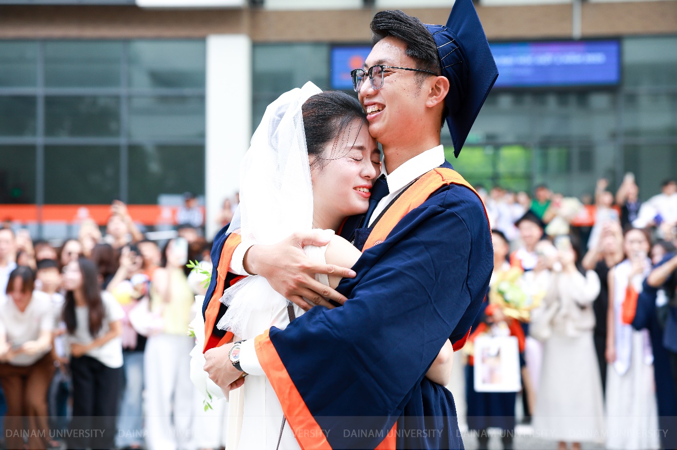 “Chốt đơn” ngay tại lễ tốt nghiệp: Màn cầu hôn cực ngọt của nam sinh Đại học Đại Nam khiến cư dân mạng vỡ òa- Ảnh 3.