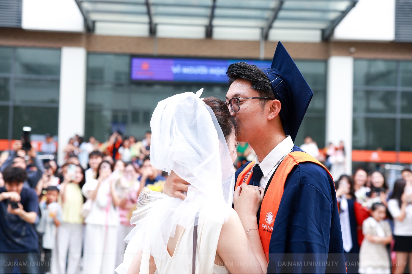 “Chốt đơn” ngay tại lễ tốt nghiệp: Màn cầu hôn cực ngọt của nam sinh Đại học Đại Nam khiến cư dân mạng vỡ òa- Ảnh 4.