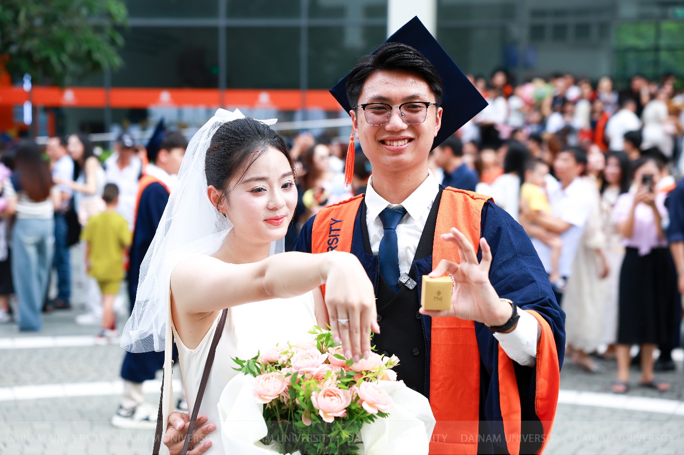 “Chốt đơn” ngay tại lễ tốt nghiệp: Màn cầu hôn cực ngọt của nam sinh Đại học Đại Nam khiến cư dân mạng vỡ òa- Ảnh 5.
