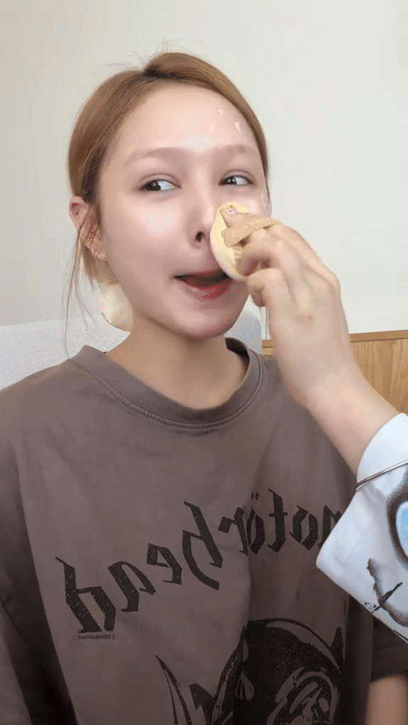 Gil Lê lộ bàn tay bầm tím khi lên sóng cùng Xoài Non sau ồn ào pass đồ- Ảnh 1.