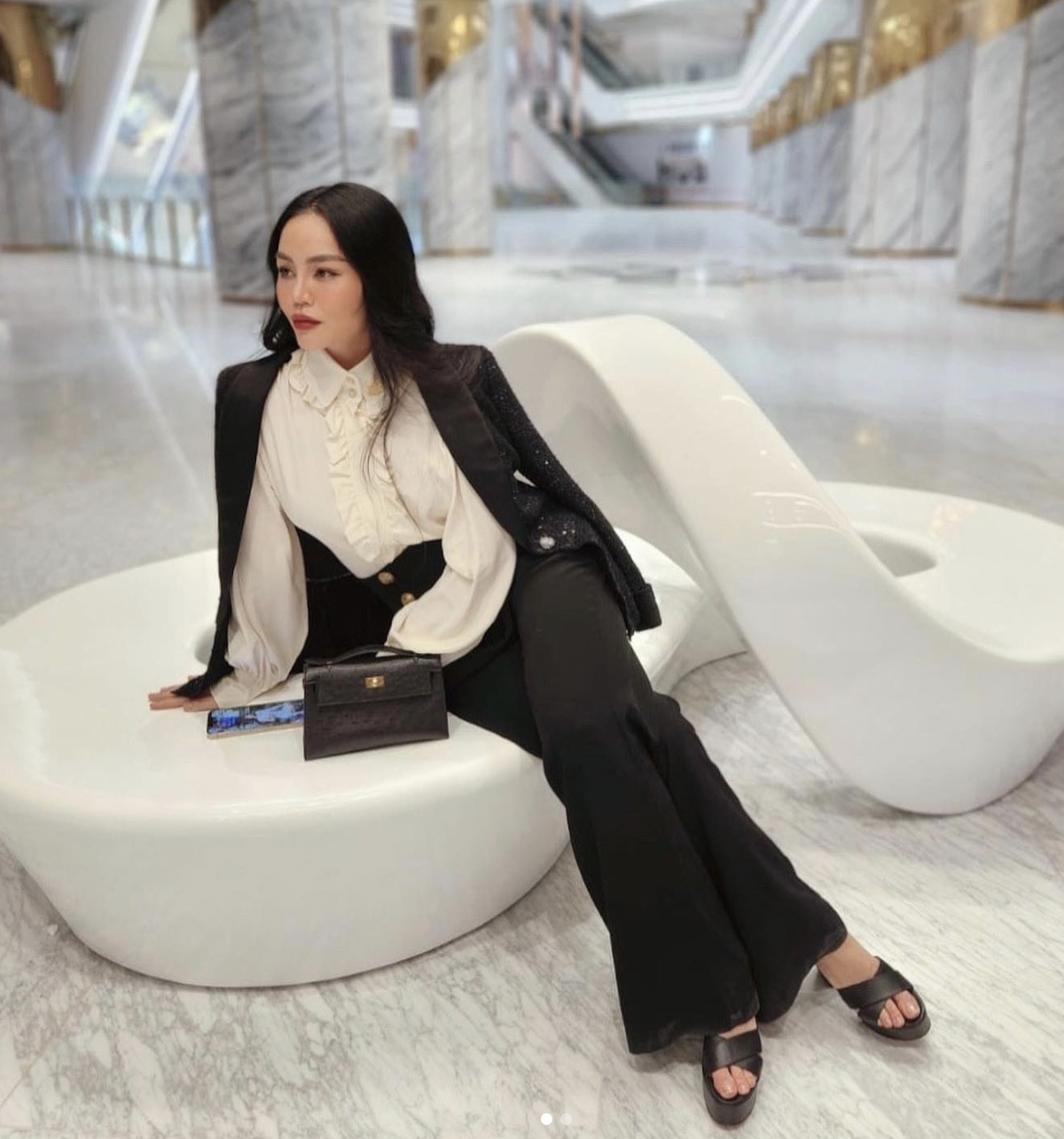 Bất ngờ với "danh tính" của fashionista Việt quen mặt tại show Dior, Chanel: Là ái nữ của "ông trùm ô tô" khét tiếng- Ảnh 1. Bất ngờ với "danh tính" của fashionista Việt quen mặt tại show Dior, Chanel: Là ái nữ của "ông trùm ô tô" khét tiếng- Ảnh 1.